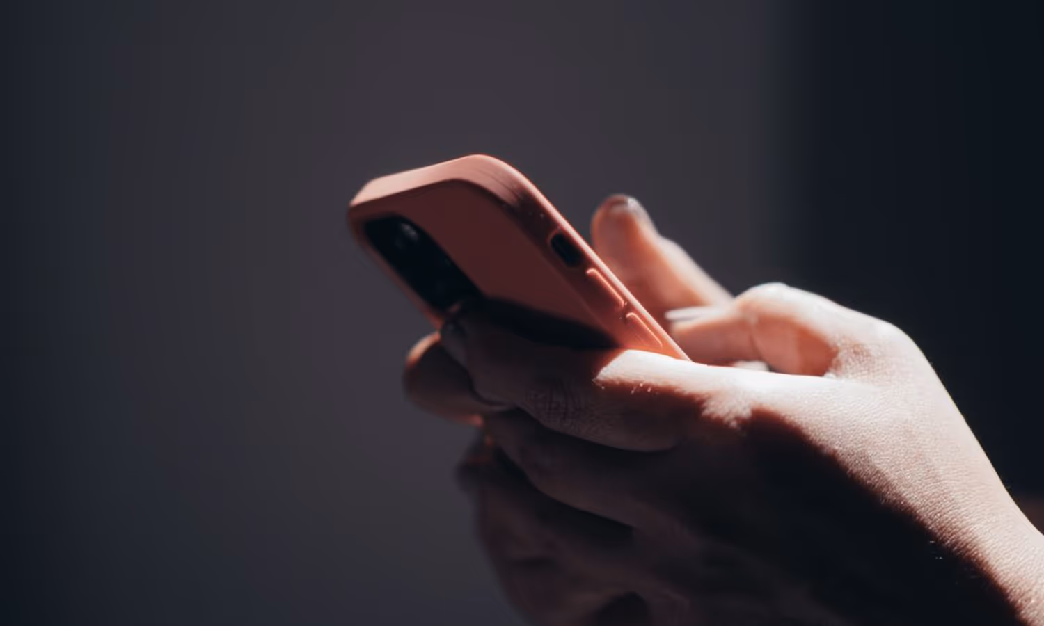 Fil de discussion sur un téléphone, où une recommandation se glisse parmi des messages ordinaires