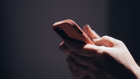 Fil de discussion sur un téléphone, où une recommandation se glisse parmi des messages ordinaires