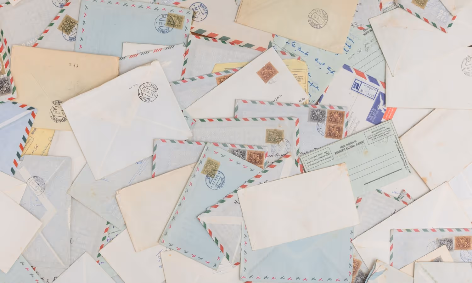 Courriers internationaux portant les cachets postaux de plusieurs pays