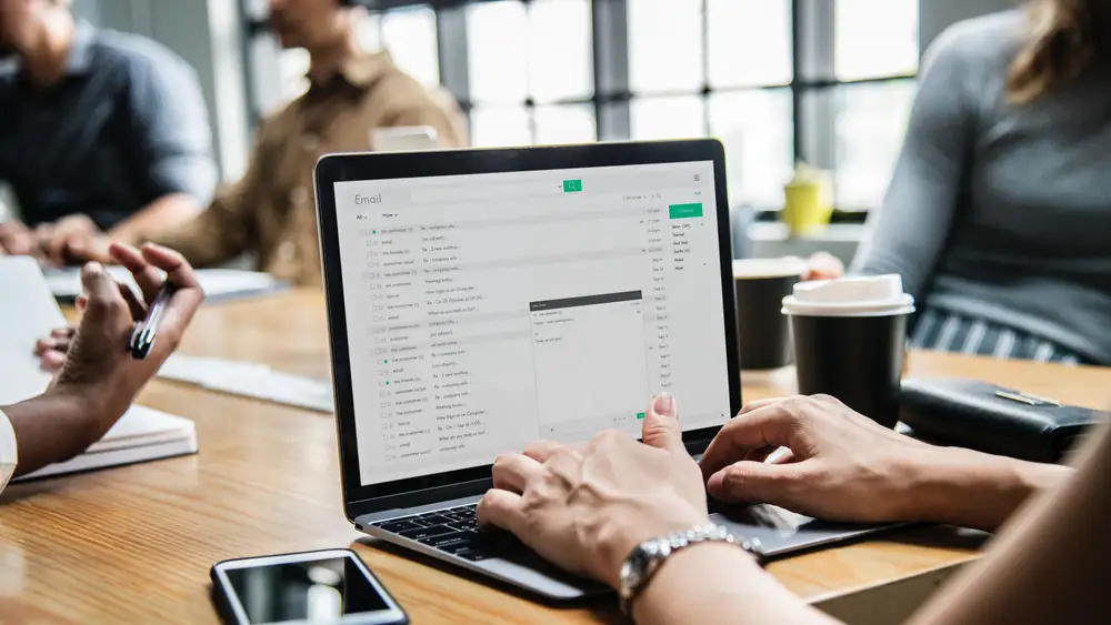 Échange avec une plateforme repris à l'écran, autour d'une table de travail